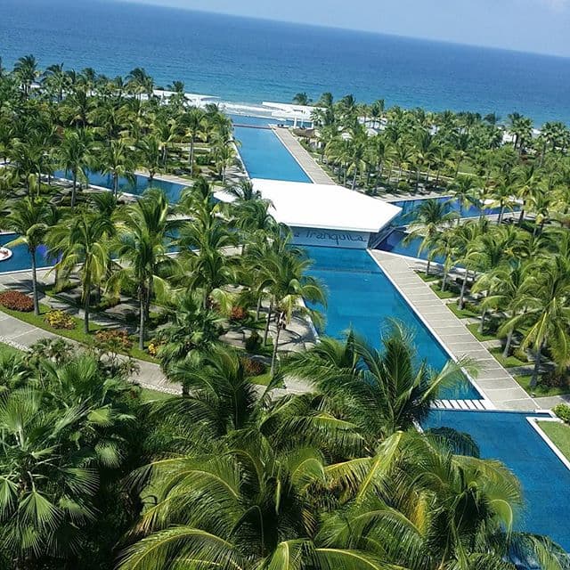 Por lo que Angelique está varada en Punta Mita, la playa donde realizó el ‘photshoot’, de acuerdo con el programa radiofónico de Maxime Woodside.