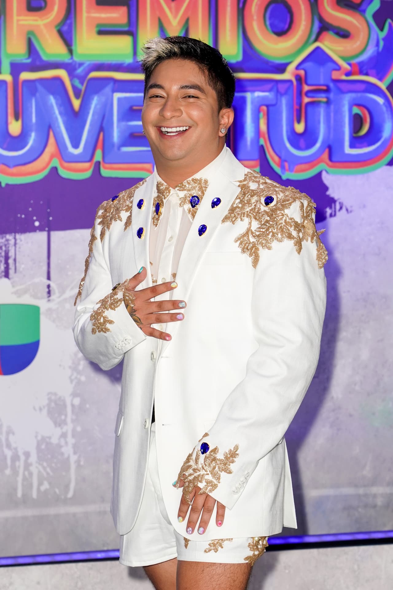 El influencer y comediante mexicano 
<b>Mario Aguilar</b> también se animó a llevar la tendencia del cabello pintado, por lo que lució un mechón rubio platinado que combinó con su outfit en la noche más hot del verano.