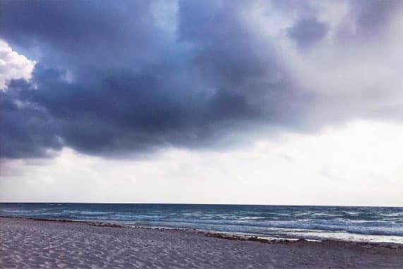 Le encanta compartir lindas reflexiones con sus seguidores en las redes sociales: "Y una vez que la tormenta termine, no recordarás como lo lograste, como sobreviviste. ni siquiera estarás seguro si la tormenta ha terminado realmente. pero una cosa si es segura. cuando salgas de esa tormenta, no serás la misma persona que entró en ella. de eso se trata esa tormenta. 💙 #HarukiMurakami".