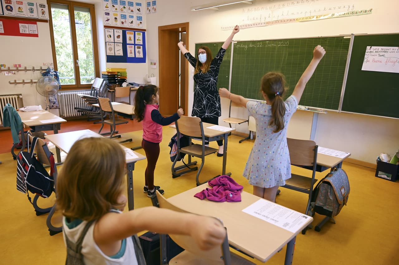 Illinois ahora se encuentra en la
<a href="https://www.univision.com/local/chicago-wgbo/chicago-tendra-algunas-restricciones-diferentes-en-la-fase-cuatro-de-reapertura-economica-de-illinois-video" target="_blank">Fase 4 de su plan de reapertura</a> y el gobernador anunció que las escuelas de Illinois pueden reabrir bajo las siguientes condicíones:
<br>
<br>Estudiantes deben usar máscarillas y se les controlará la temperatura.
<br>No puede haber más de 50 estudiantes en un espacio.
<br>Las escuelas deben hacer más limpiezas y desinfecciones.
<br>
<br>Aquí puede
<a href="https://www.isbe.net/Documents/Part-3-Transition-Planning-Phase-4.pdf" target="_blank">leer más acerca de estas guías</a>