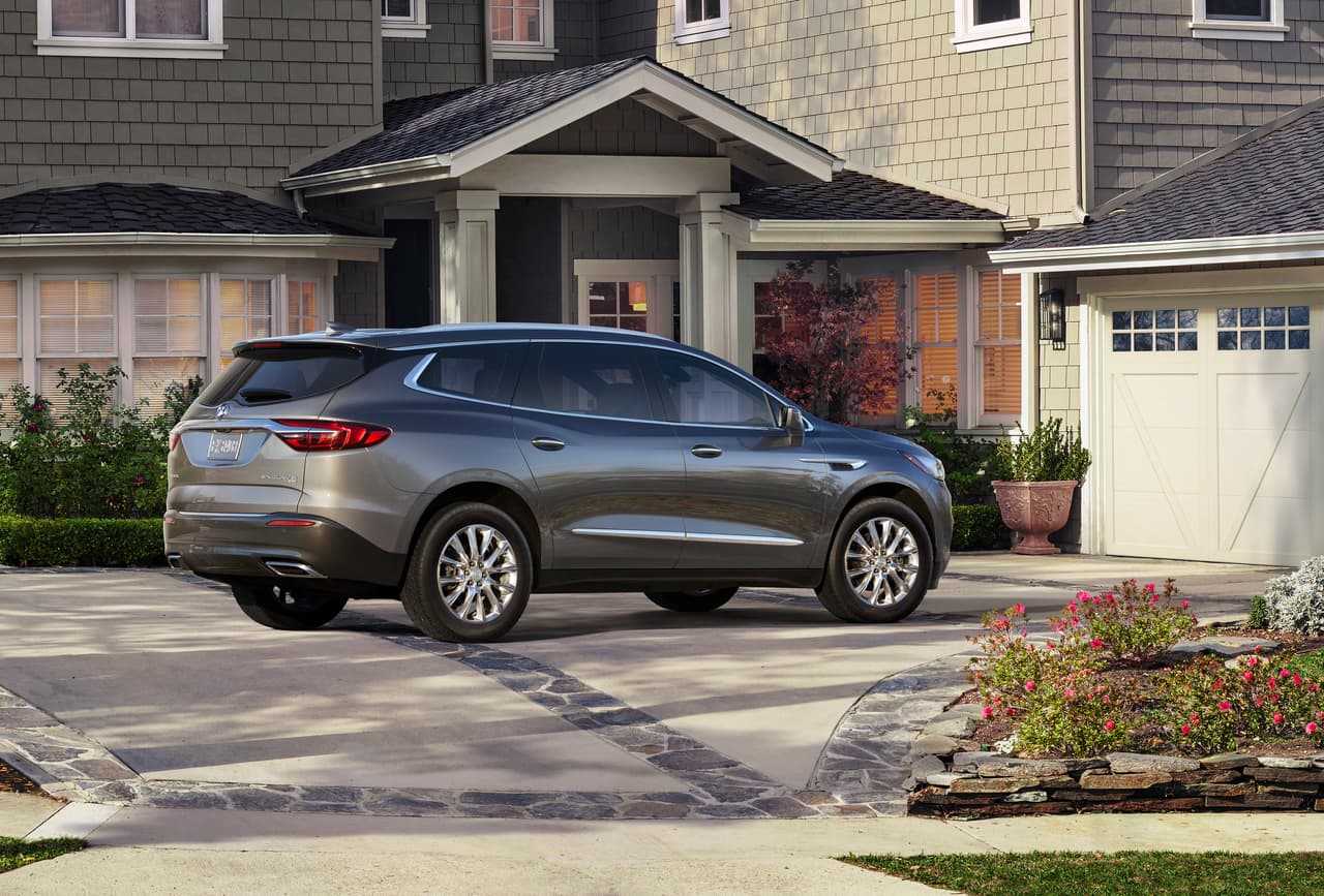 La nueva Buick Enclave, el séptimo modelo nuevo de Buick en los últimos dos años, tiene todas las mejoras que hay que esperar de la nueva generación de un modelo existente: diseño, prestaciones y desempeño notablemente mejorados. Por ejemplo, a pesar de que la nueva camioneta tiene una base de ruedas más grande que su predecesora su radio de curva el 1.4 pulgadas menor que el de la camioneta saliente. Pero lo realmente importante es que la nueva Buick Enclave es una camioneta que luce a simple vista y en sus prestaciones, competitiva con las grandes ligas del segmento: Audi Q7, Infiniti QX60 y Acura MDX.