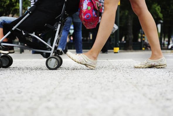 Pregúntale a tus amigas. Si ellas atravesaron esta experiencia y crees que tu estilo de vida es similar, pregúntales qué cochecito les resultó más conveniente. Comparte tus dudas y que te ayuden a decidir.