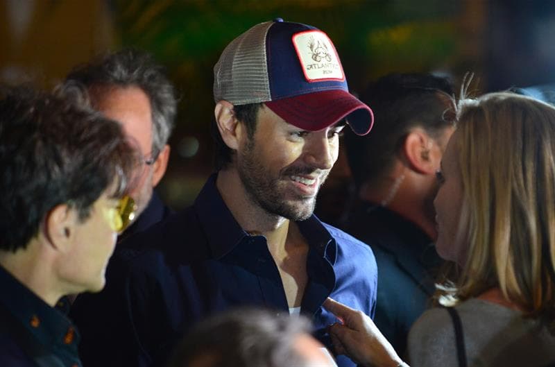 Enrique Iglesias respondió algunas preguntas no relacionadas con el restaurante, dejando claro que todavía ignora si será capaz de concluir un disco este año.