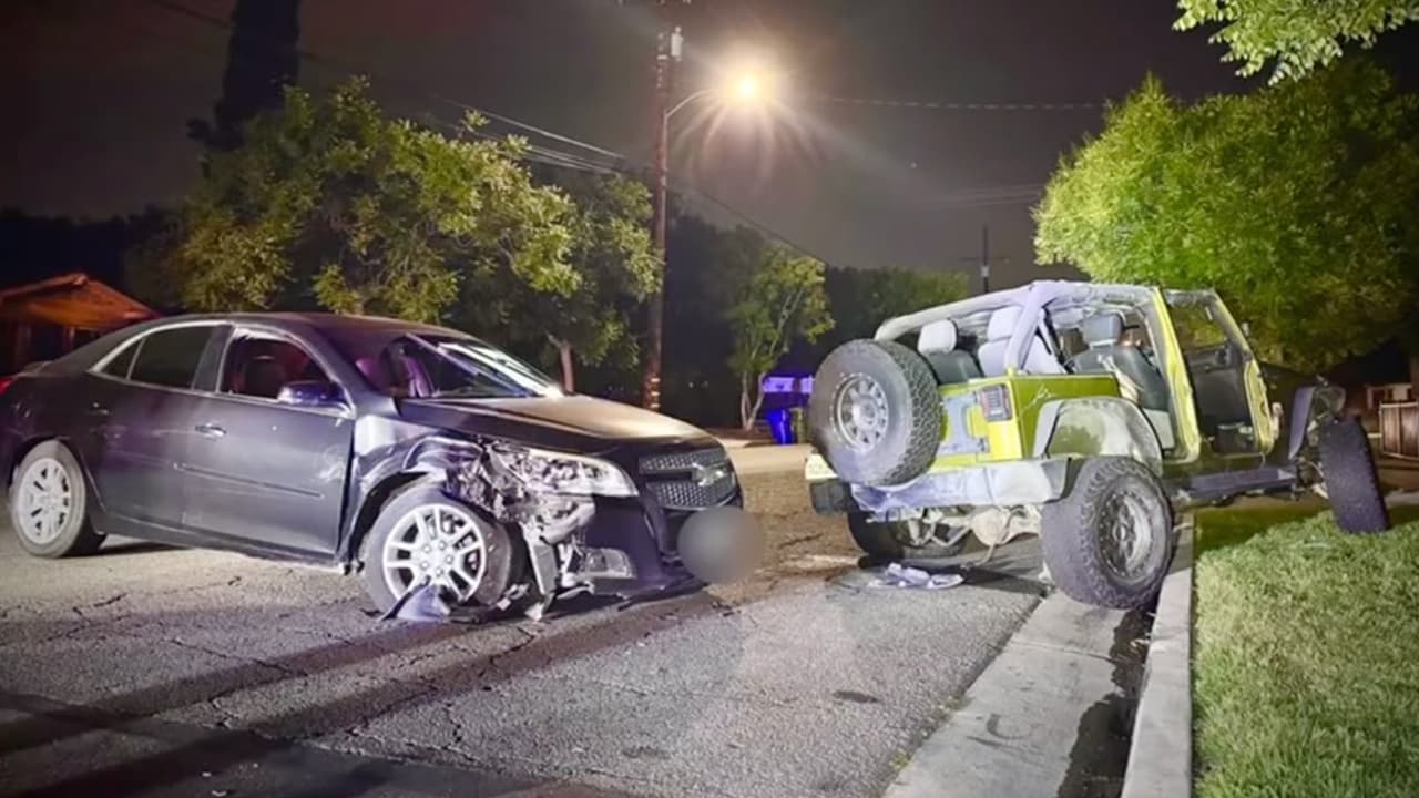 Arrestan a conductora por manejar tomada con sus hijos a bordo