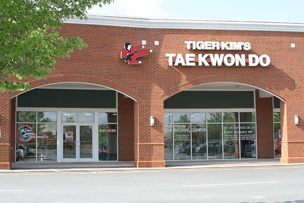 Instructor de artes marciales afronta más de 12 cargos de delitos sexuales contra niños