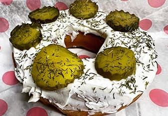 <h3 class="cms-H3-H3">Donas con pepinillos encurtidos</h3>
<br>Nuestro donut levantado con levadura cortado a mano "glaseado" con queso crema de pepinillos encurtidos batido, cubierto con chips de pepinillos encurtidos gruesos y arrugados y espolvoreados con eneldo. ¡Es "delicioso!"
<br>
