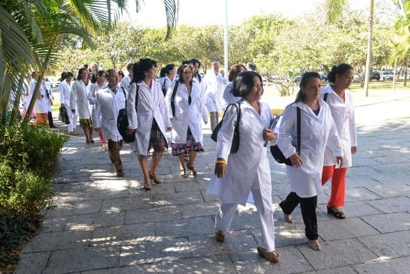 El programa del gobierno en Brasil, “Más Médicos”, prevé que los participantes reciban unos US$4,200 al mes, pero el personal cubano recibirá de esa cifra mucho menos de la mitad.