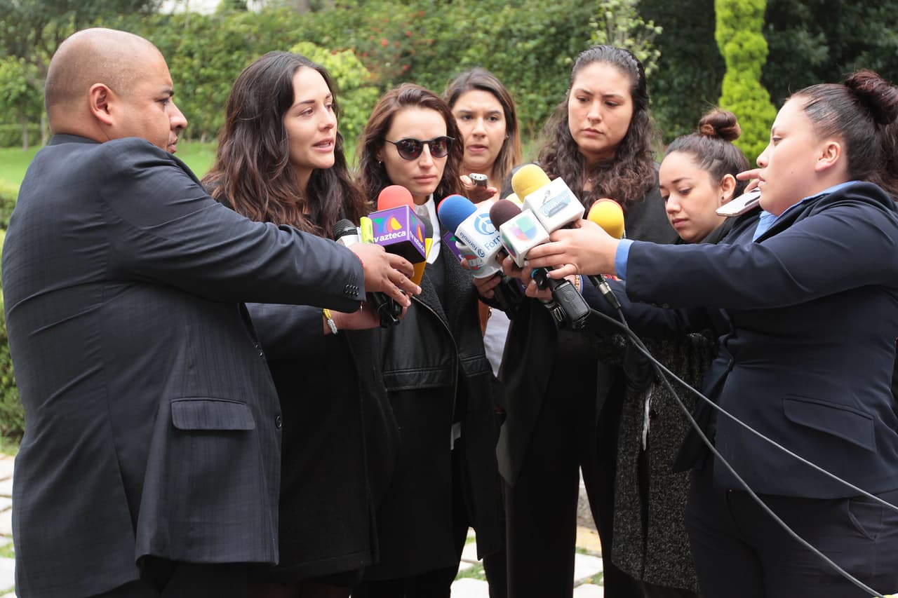 Zuria y Marimar Vega, hijas del actor, atendieron a la prensa visiblemente afectadas por la partida de su padre.