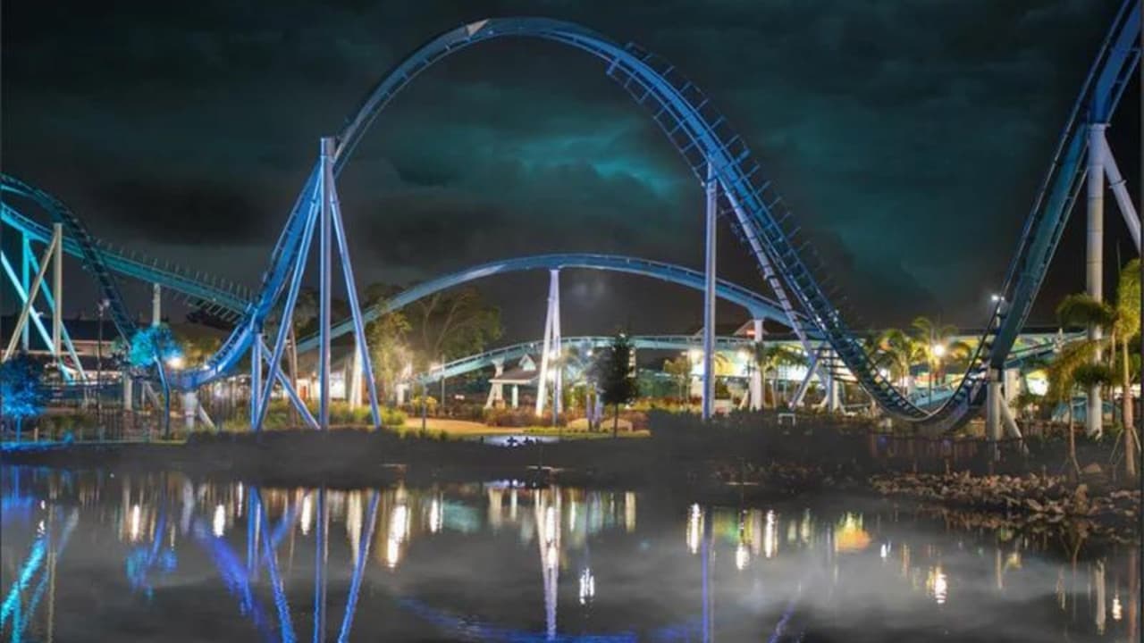 Disfruta de emocionantes montañas rusas como Pipeline y Mako en la oscuridad, añadiendo una nueva dimensión al terror nocturno