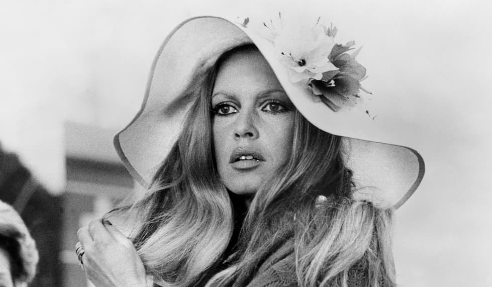 <b>Brigitte Bardot. </b>Todavía hoy se sigue imitando el 
<a href="http://www.telva.com/albumes/2012/06/28/maquillaje_brigitte_bardot/index.html">maquillaje</a> ahumado de sus ojos. Sus carnosos labios, coloreados en un pálido tono rosado, y una alborotada melena convirtieron a esta parisina en un 
<i>sex simbol</i> de su época. ¿Seductora?, ¿insolente?, ¿juguetona?, ¿inocente? La verdad es que una sola palabra no logra definir su belleza; la 
<a href="http://www.telva.com/2014/09/16/belleza/1410875016.html">Bardot</a> lo reunía todo. Y esta contradictoria mezcla fue, sin duda, parte de su gran atractivo