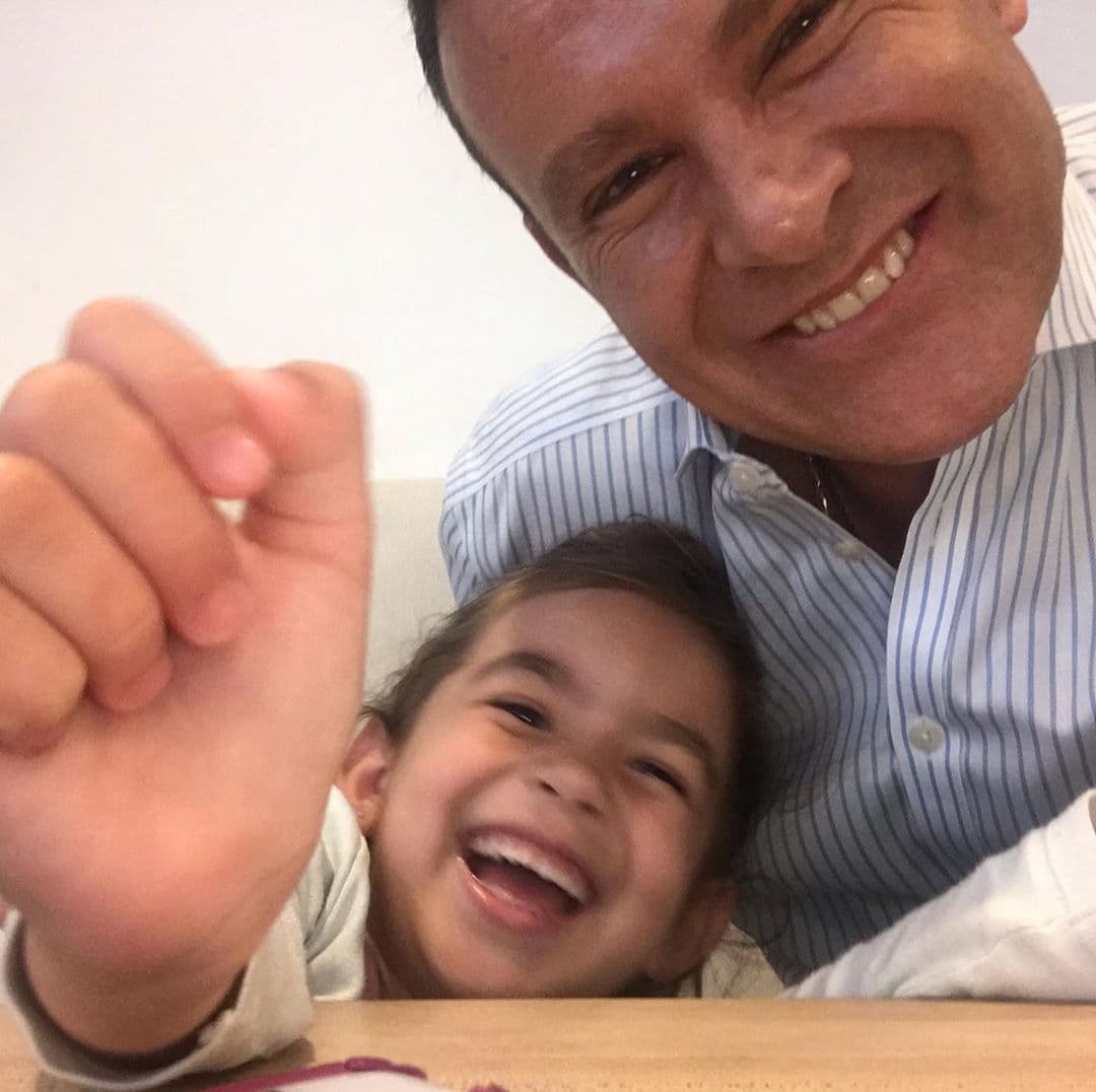 Alan se derrite con la sonrisa de Michelle y aprovechan cada momento juntos para jugar.