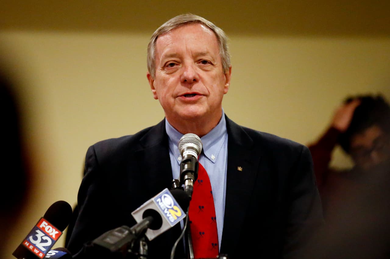 El senador Durbin se encara con Sessions por culpar a los indocumentados del crimen en Chicago