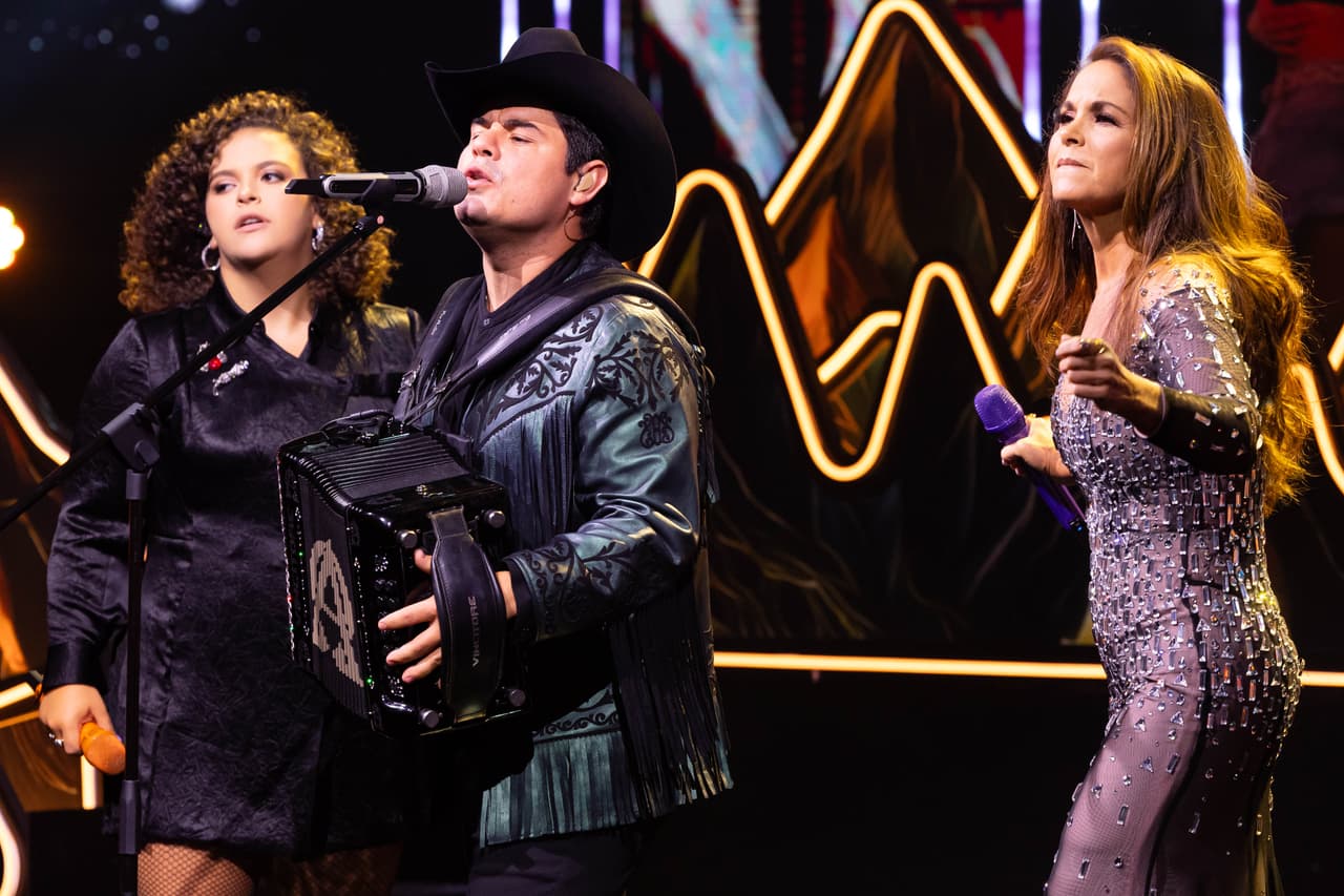 El beso de Mijares y Yahir, Emmanuel en tanga y grandes invitados: así fue la gran final de Juego de Voces