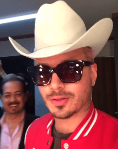 ¿Qué tal? Te lo imaginas cantando corridos o alguna canción norteña ¡Sería súper extraño!