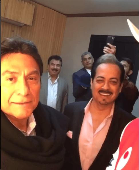 Aunque no tienen nada de qué preocuparse, el encuentro entre estos talentosos se dio en medio de un programa de televisión, y aunque por ahora no le entró a las rancheras, nadie dice que no se pueda aventar una para el mal de amor.