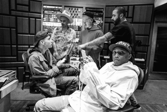 Pero qué estará tramando este reguetonero que juntó en la misma sala el talento de Pharell con la sensibilidad de Jesse, del dueto Jesse y Joy.