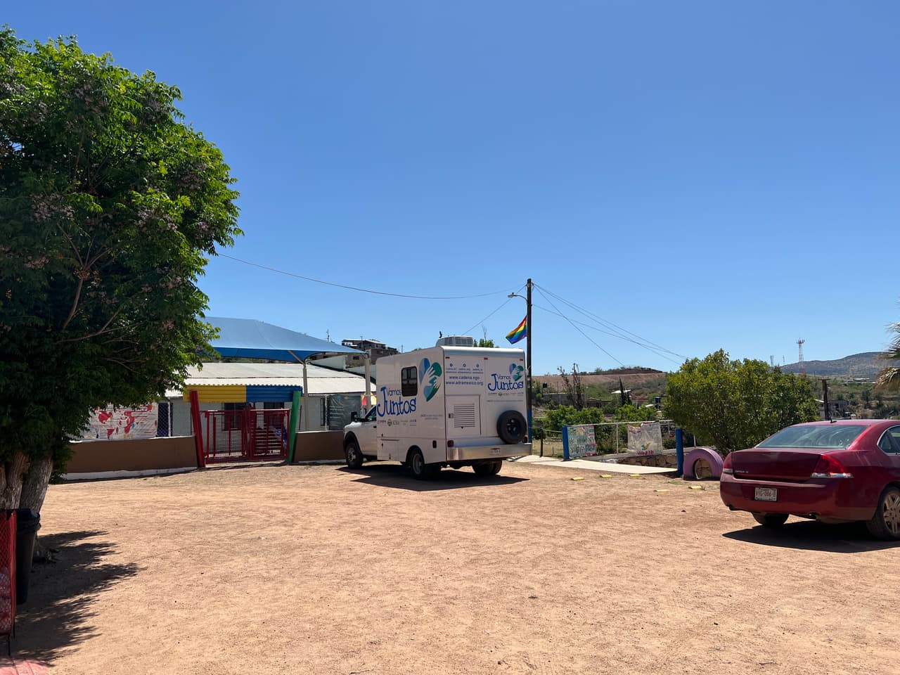 Panoramica del albergue, tiene construcciones en diferentes niveles, en este esta ubicado el estacionamiento para visitantes y voluntarios.