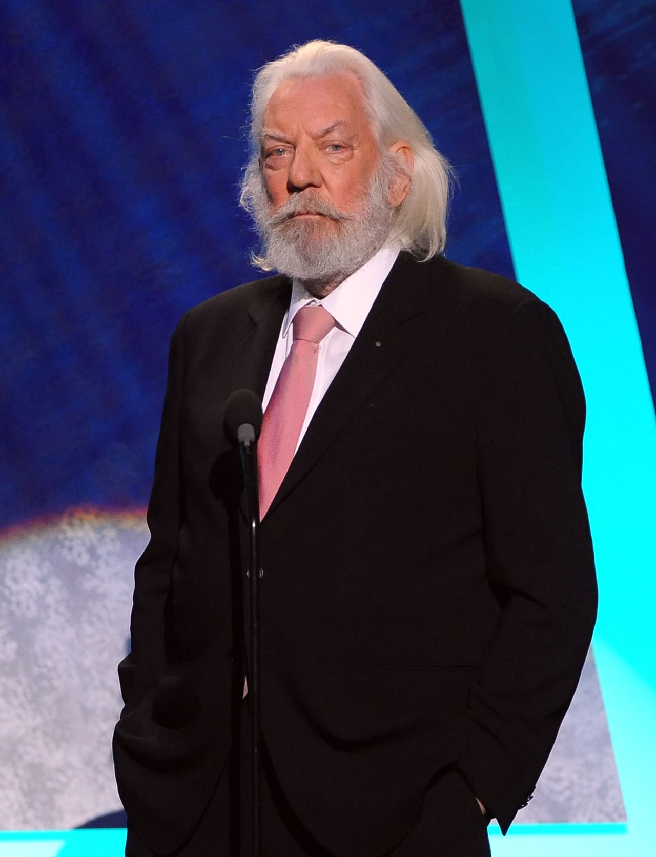 Después de que un hombre tomara la justicia por sus propias manos, un abogado y su ayudante intentarán salvarle la vida, y los Sutherland se inmiscuyen en la trama.