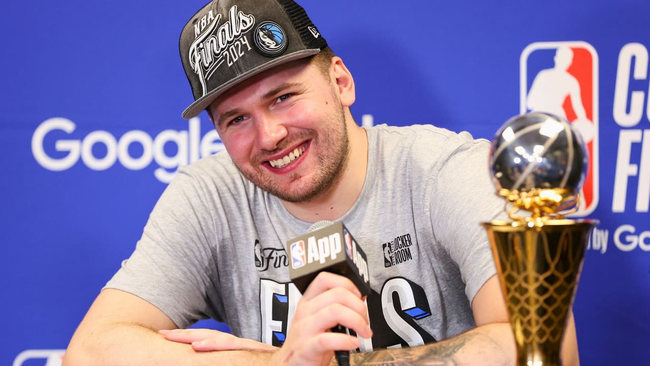 En su historia en las Finales de la NBA, los Mavericks se han enfrentado al Miami Heat en dos ocasiones (2006 y 2011).
<b>En 2011, bajo el liderazgo del legendario Dirk Nowitzki, lograron su primer campeonato. Ahora, Dončić e Irving tienen la misión de repetir esa hazaña</b>, enfrentándose a los Boston Celtics, un equipo con una rica historia y una gran forma actual.