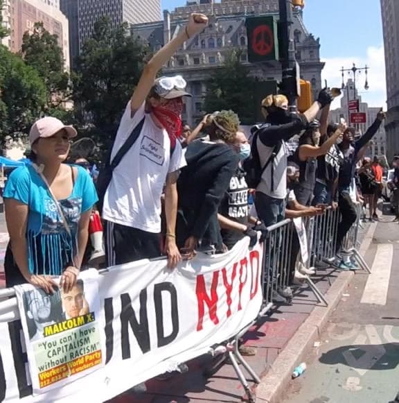 Decenas de personas acamparon por semanas a las afueras de la Alcaldía en el Bajo Manhattan, demandando que se le quitaran los fondos al NYPD y se le dieran a las personas más afectadas por la crisis generada por la pandemia.
