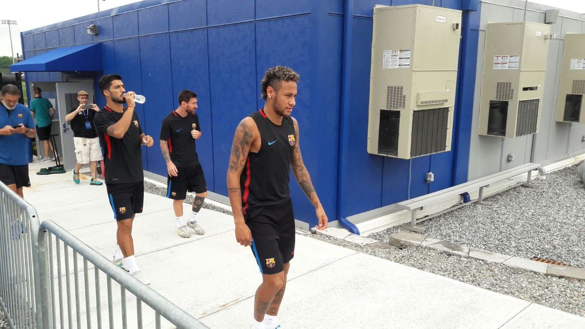 Neymar sigue entrenando con el Barcelona pese a los rumores de su partida