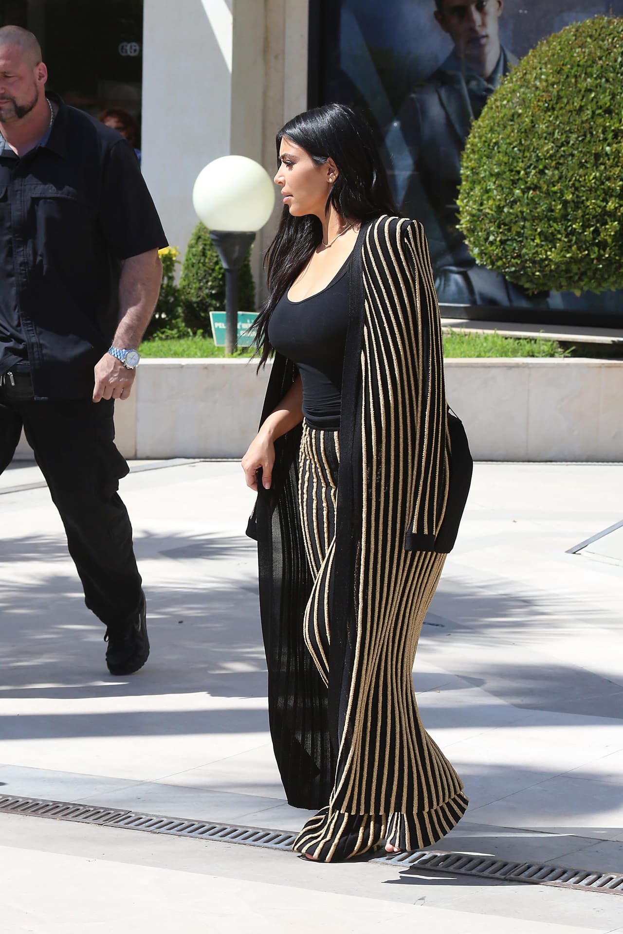 A su llegada al evento, iba caminando como si nada...