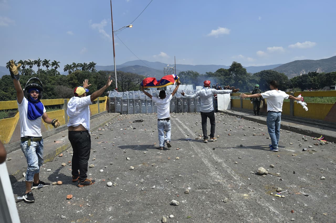 En el puente Simón Bolívar los manifestantes han solicitado a los uniformados que no disparen gases o perdigones.