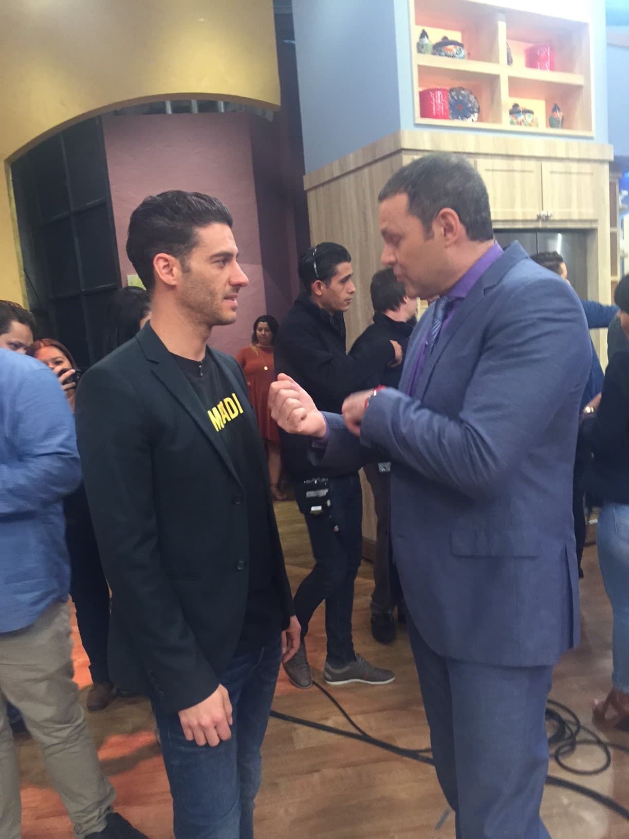 Sorprendimos a Alan Tacher en pleno chisme, ¿qué tanto le estaría contando a Erick Elías?