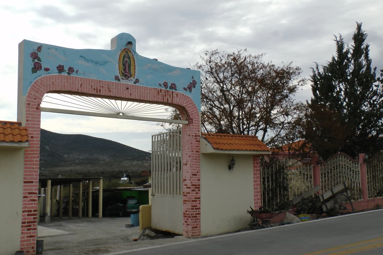 Aunque los servicios siguen siendo restringidos, más personas de La Joya ya cuentan con luz eléctrica y telefonía en sus hogares.