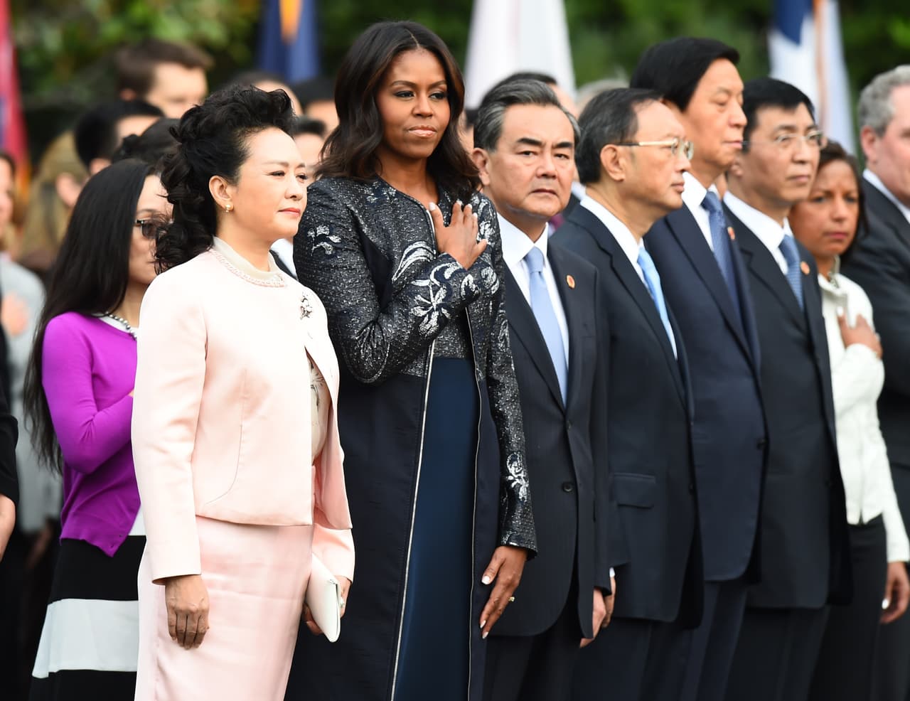 Michelle Obama echó mano de uno de los diseñadores más atrevidos en sus estampados y siluetas para recibir al presidente chino, Xi Jinping, en la Casa Blanca.
