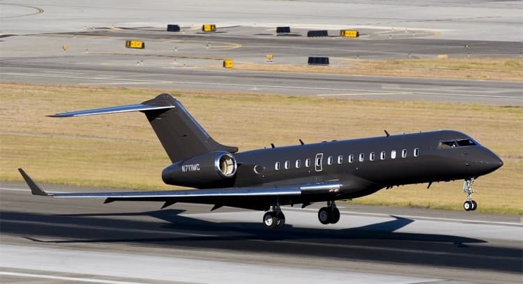 La voz angelical de Celine Dion no iba a quedarse sin alas: la cantante canadiense tiene su avión propio, además de su propia isla y numerosas mansiones en todo el mundo.