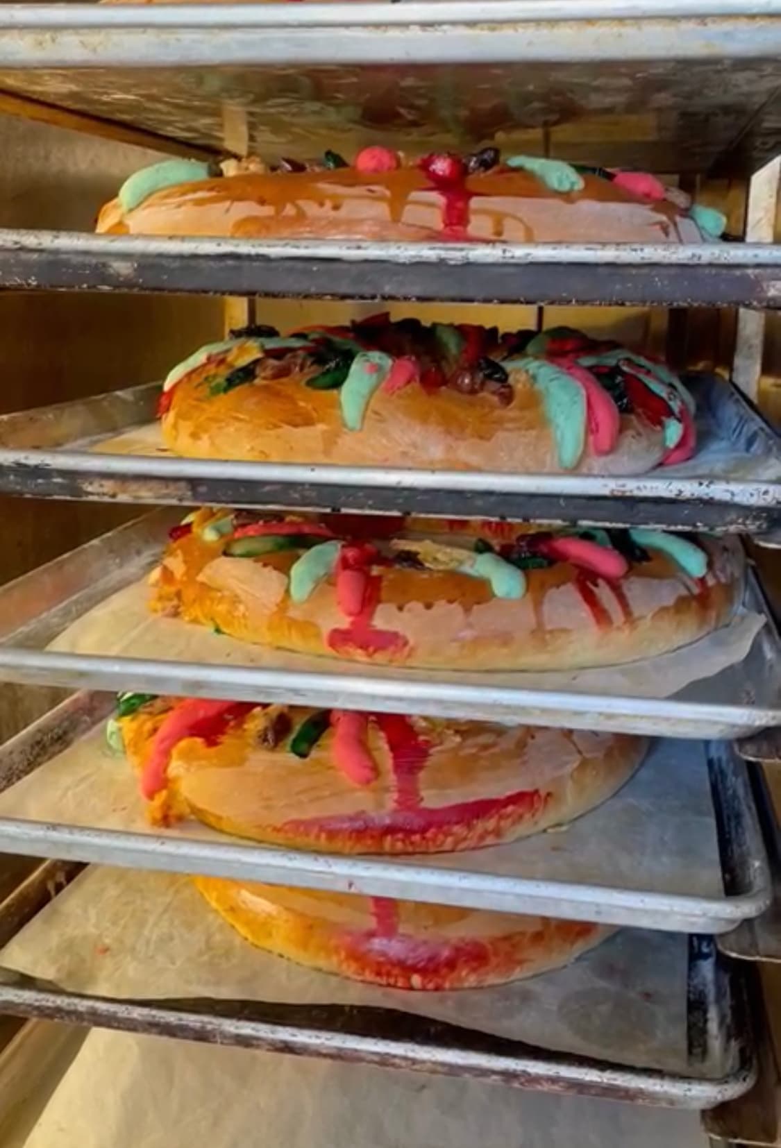 El chef Chilo Chacón ha preparado más de 20 roscas de reyes para sus clientes. Muchos lo empiezan a celebrar la noche del 5 de enero.