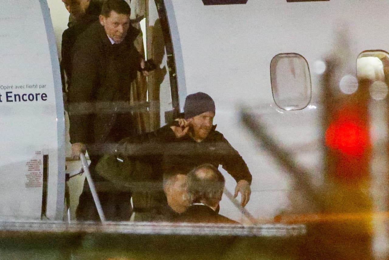 El sexto en el orden de sucesión al trono británico faltó a un evento de su hermano y "tomó un vuelo a las 5:30 pm desde (el aeropuerto de) Heathrow", de acuerdo con 
<b><a href="https://www.thesun.co.uk/fabulous/10783166/royal-news-meghan-markle-prince-harry-the-queen-and-kate-middleton/" target="_blank">The Sun</a>. </b>