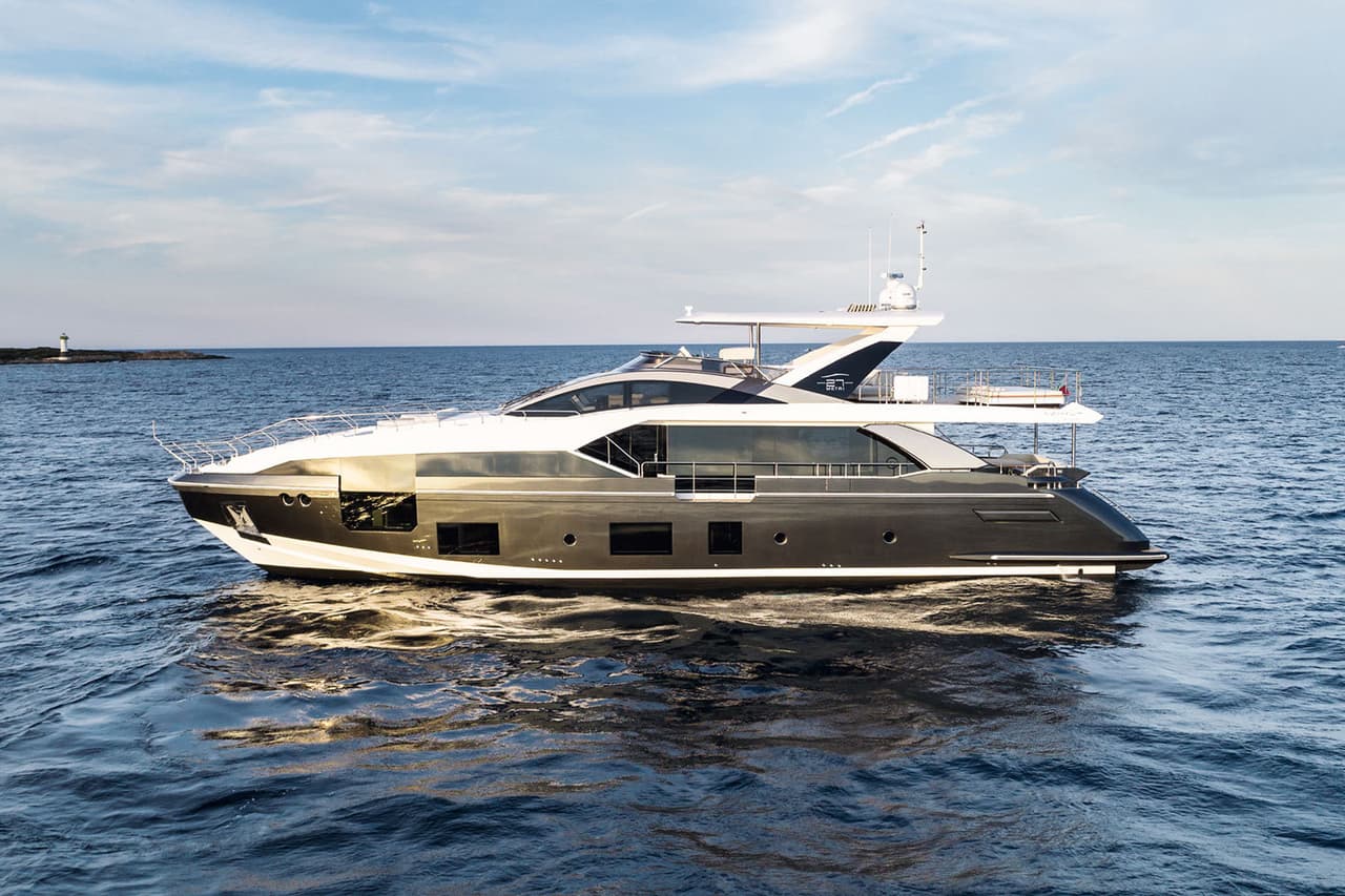 El Azimut Grande 27 Metri es propulsado por
<b> dos motores MAN V12</b> que en conjunto producen un total de
<b> 3,800 caballos de fuerza</b>.