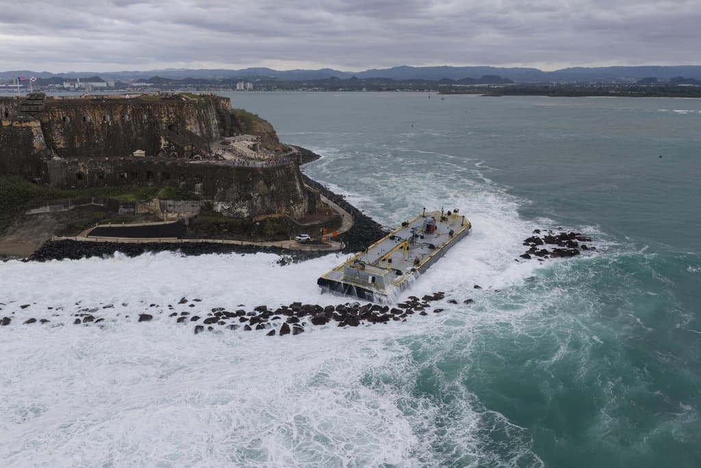 Por su parte, la Guardia Costera ofreció información oficial a través de un comunicado de prensa. Reiteraron que no se han reportado lesiones en la tripulación de la barcaza, ni contaminación del agua.
<br>
<br>El documento cuenta que las operaciones portuarias no se han visto afectadas y el tráfico marítimo continúa con normalidad.