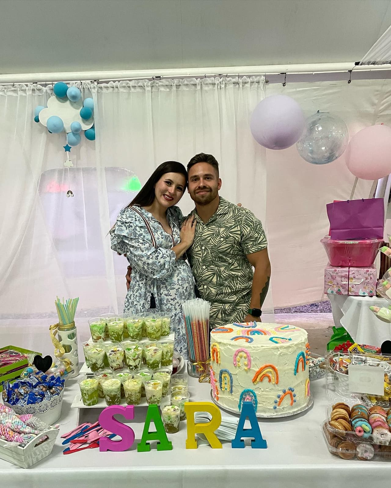 Actualmente, la pareja se encuentra en la dulce espera de su primera hija, a la que presumiblemente llamarán Sara. Gracias a ello,
<a href="https://www.univision.com/famosos/hijo-el-papirrin-abuelo">‘El Papirrín’ se convertirá en abuelo</a> a sus 49 años.