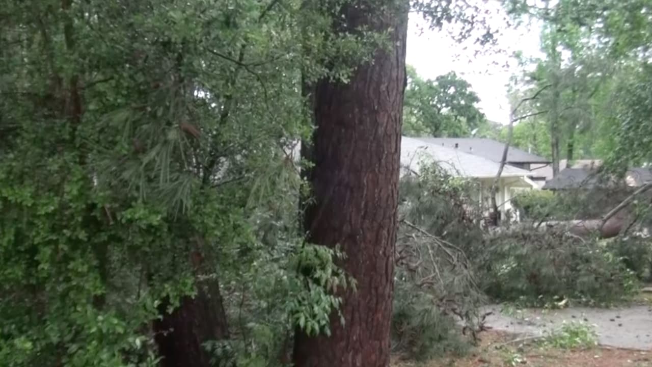 El servicio Nacional de Meteorología 
<b><a href="https://www.univision.com/local/houston-kxln/vigilancia-tornado-condados-houston-tiempo-texas">emitió una vigilancia</a></b> por tornado para el área hasta las 9:00 pm.