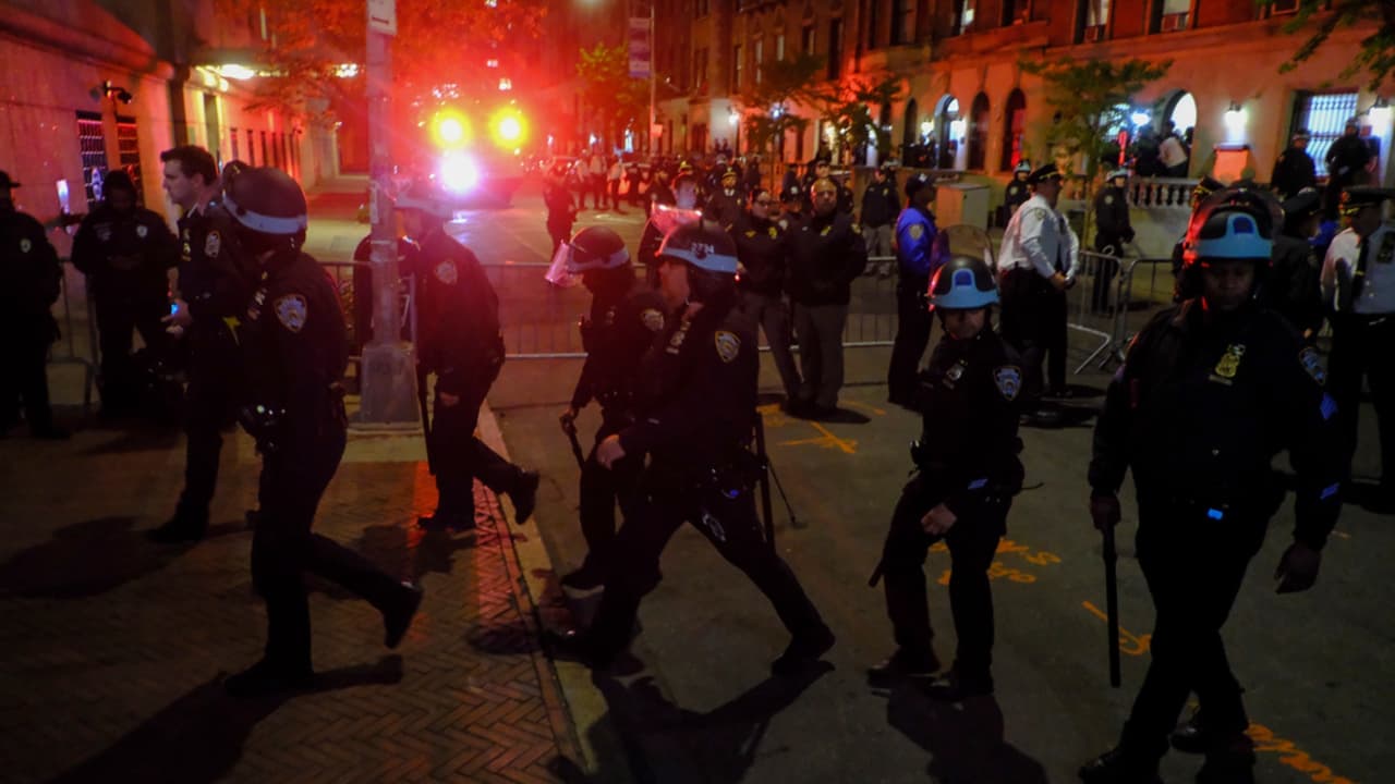 La Policía arrestó a varias personas en que se encontraban obstruyendo la puerta de la Universidad.