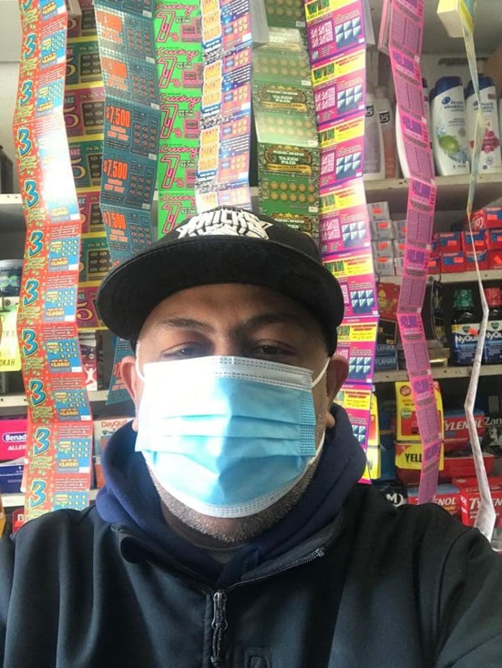 Ramón Salazar trabaja en su bodega en Sleepy Hollow, NY durante la crisis.