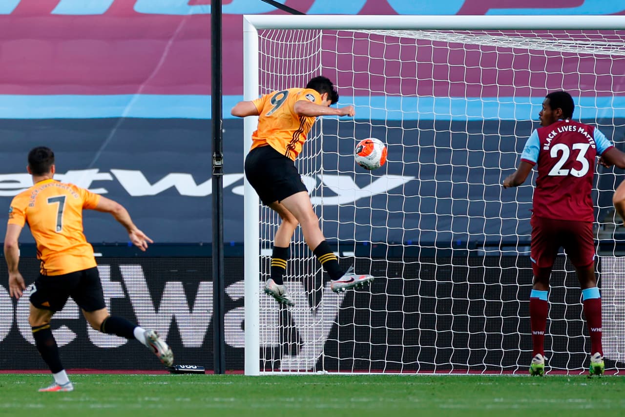 Reapareció la Premier League y Raúl Jiménez se manifestó tras anotar uno de los dos goles con los que el Wolverhampton se impuso 0-2 ante West Ham de visita.