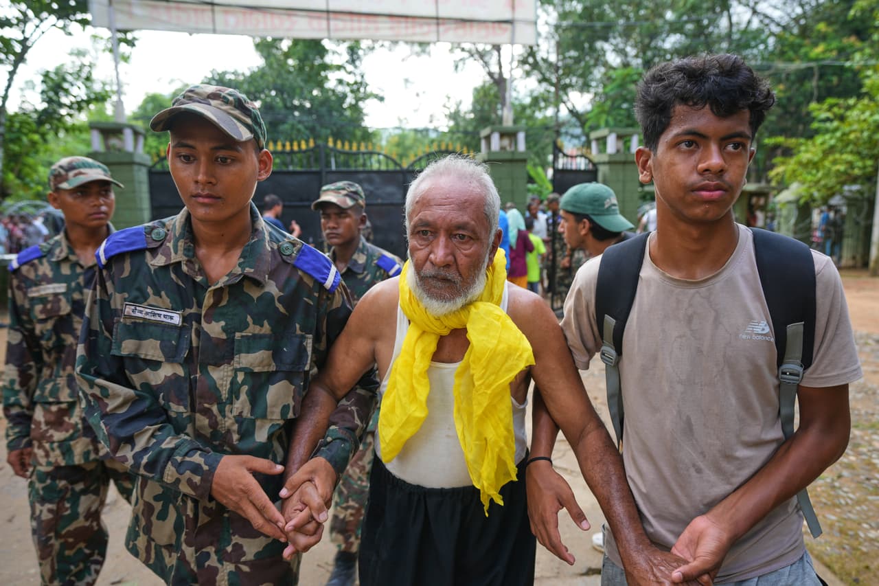 Un superviviente de una inundación repentina es trasladado a un campamento médico en el distrito de Nuwakot, Nepal, el viernes 28 de agosto de 2026.
