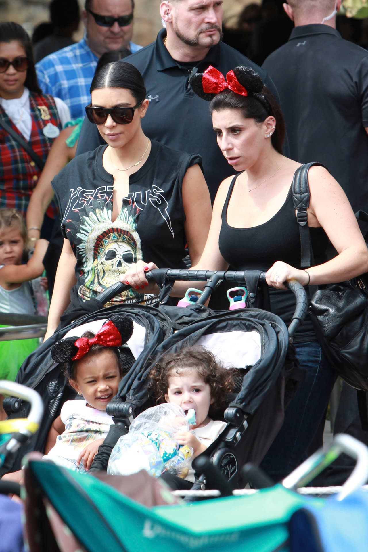 Las Kardashian en Disney por los tres años de Penélope.