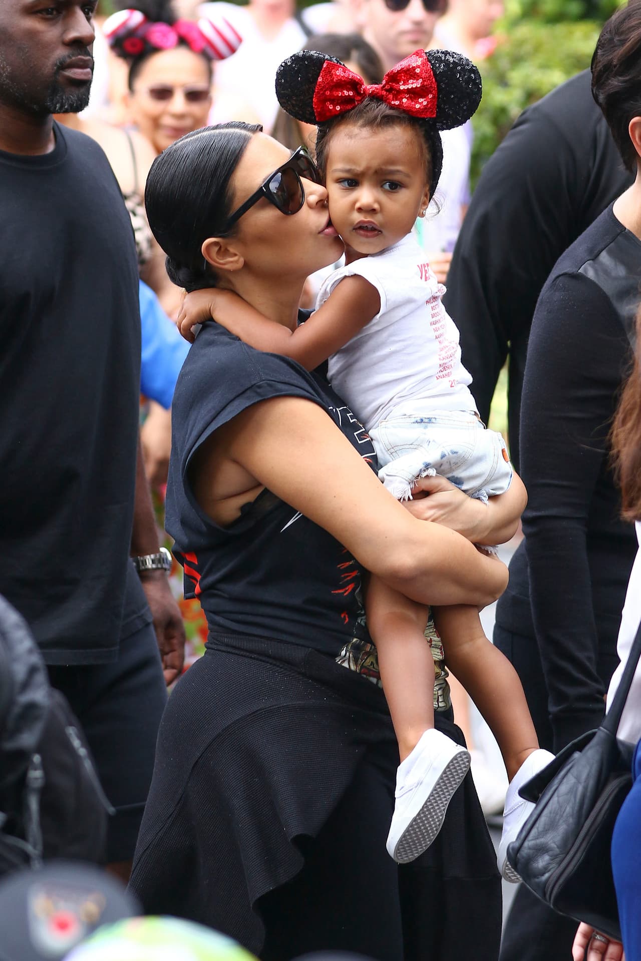 Las Kardashian en Disney por los tres años de Penélope.