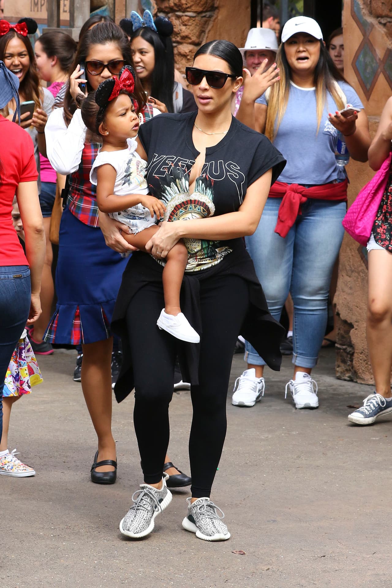 Las Kardashian en Disney por los tres años de Penélope.