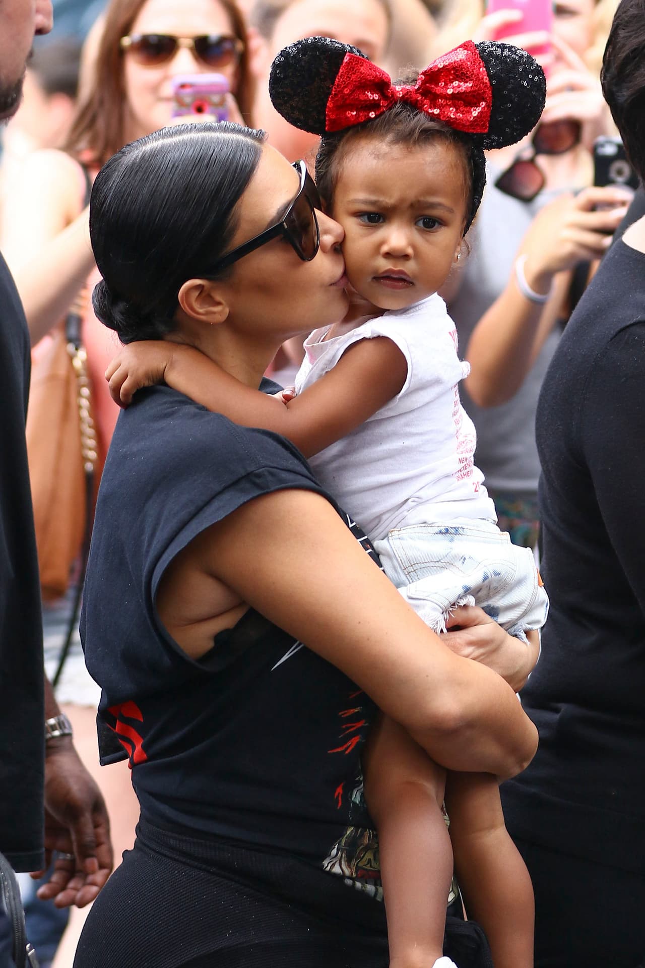 Las Kardashian en Disney por los tres años de Penélope.