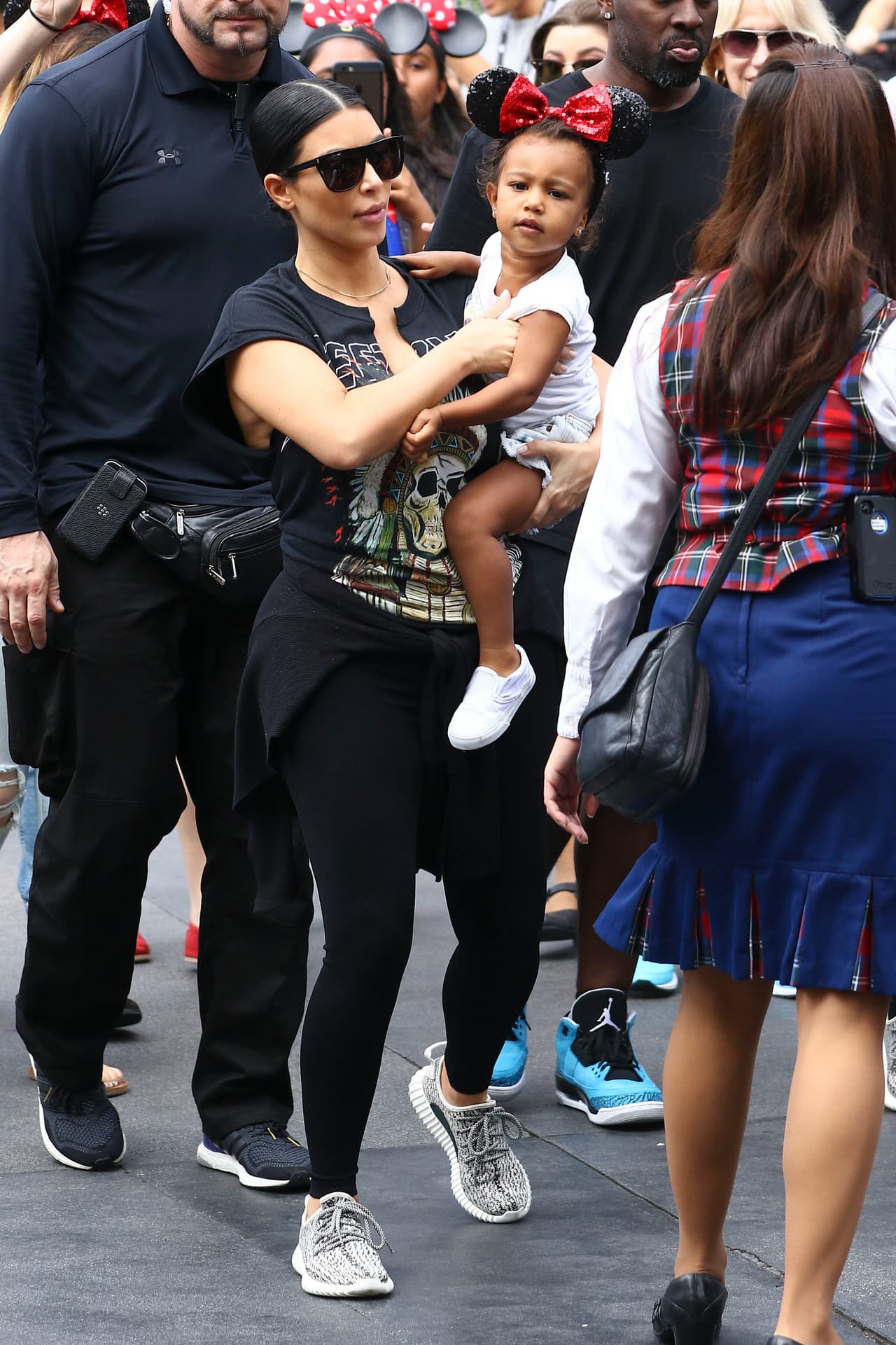 Las Kardashian en Disney por los tres años de Penélope.