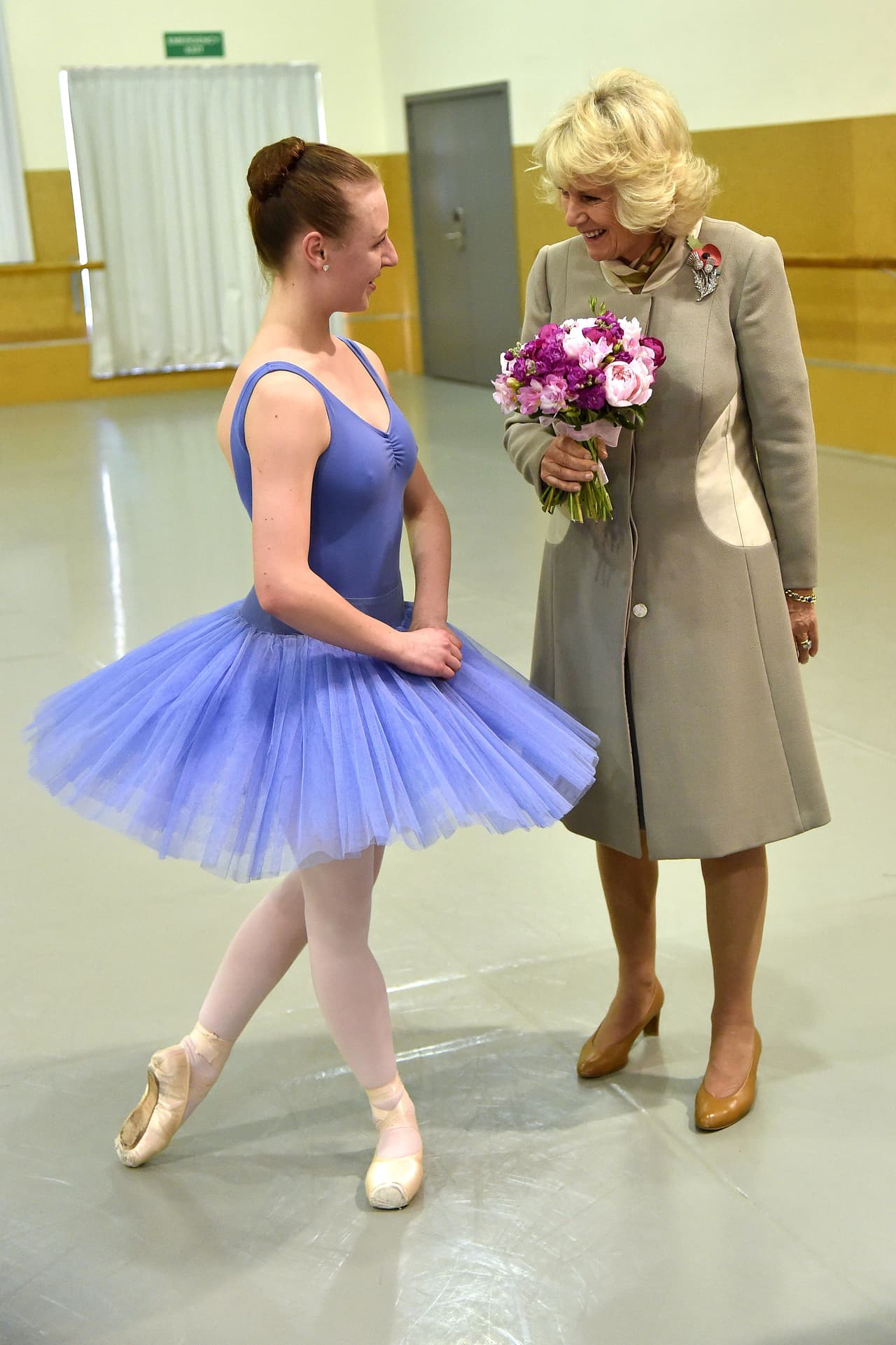 La duquesa de Cornualles detalló sobre su experiencia: "Cuando estoy ahí de pie lo único en lo que pienso es: 'Relaja los hombros, respira hondo, 
<b>mantén la postura</b>'. Son pequeñas cosas que se van grabando en tu memoria".