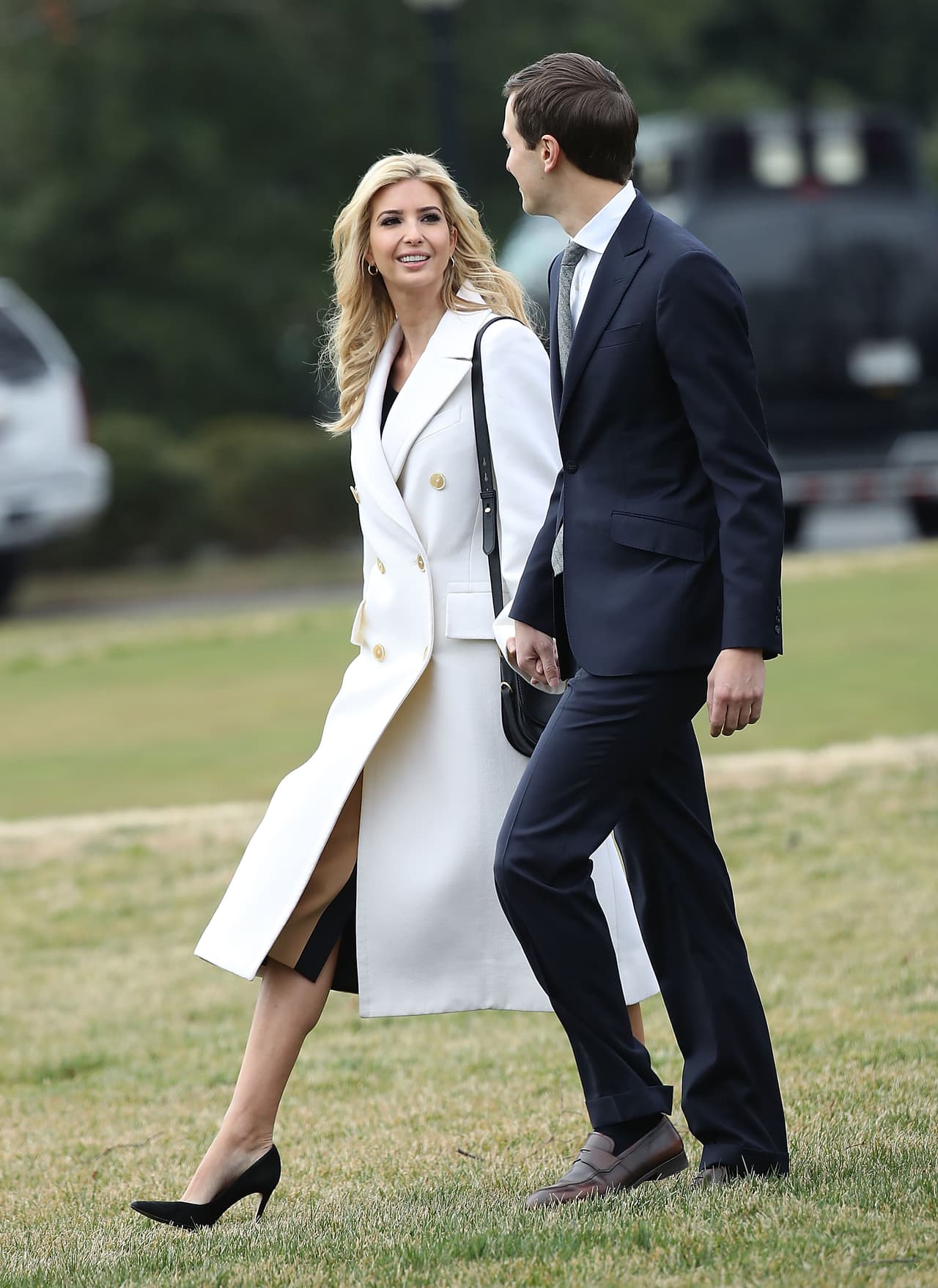 Si durante ocho años la Casa Blanca fue el paisaje perfecto para acoger escenas de amor entre Michelle y Barack Obama, esa narrativa de romance parece ahora encarnarse en la figura de la joven pareja de Ivanka Trump y su esposo, Jared Kushner, quienes son asistentes infaltables a los eventos más importantes de gobierno. El 17 de febrero Ivanka eligió un abrigo blanco de doble abotonadura sobre su traje para visitar junto a su padre y esposo la planta de Boeing en Carolina del Sur.