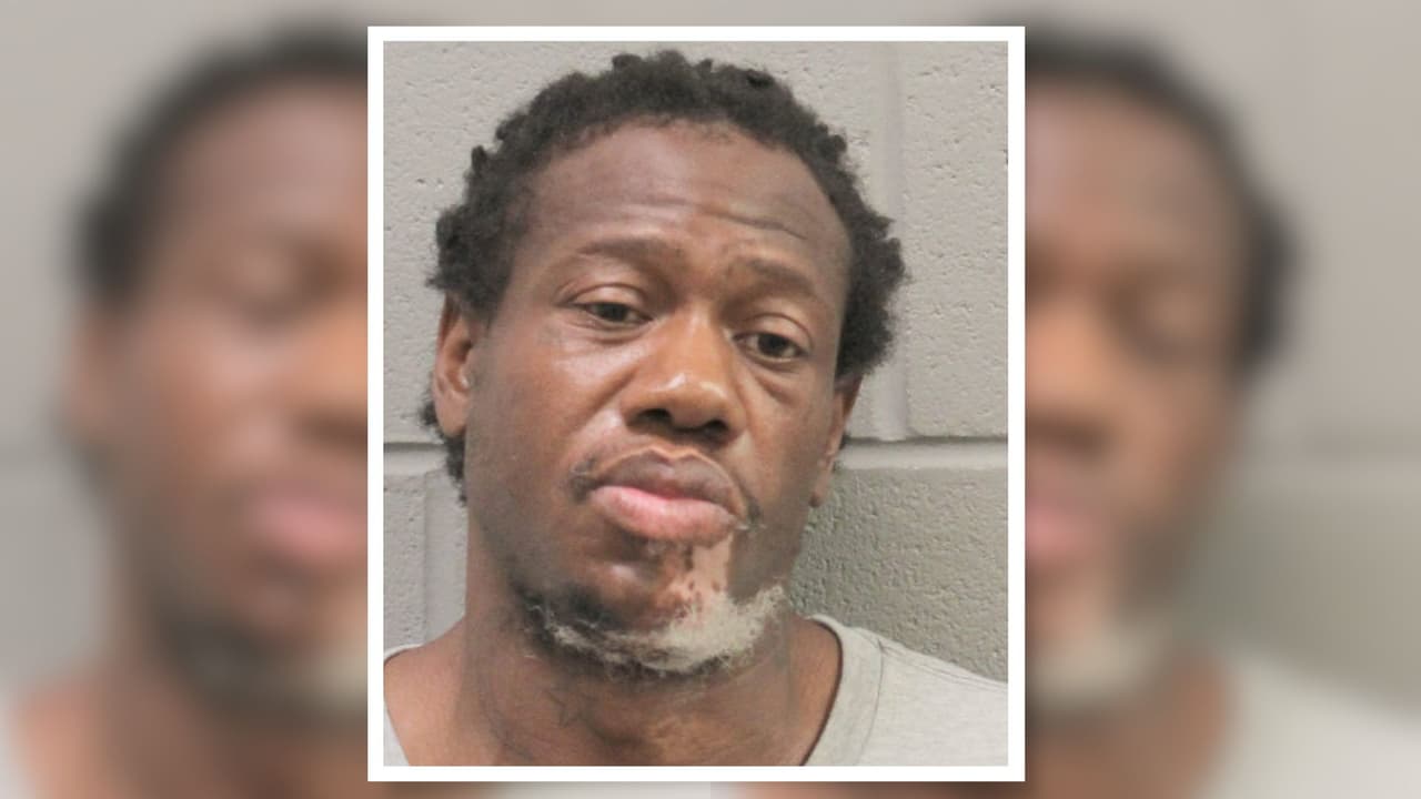 Acusan a un hombre de balear a una persona tras un altercado físico y luego esconderse en un motel de Houston