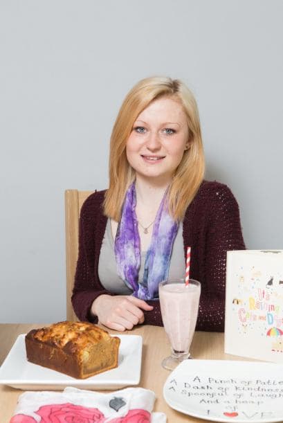 También tiene su propio negocio de artesanías con frases inspiradoras y positivas.